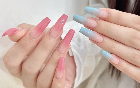 Tổng Hợp Mẫu Nail Màu Xanh Dương Nhạt Đẹp Nhẹ Nhàng Hot Nhất 2025 14 Bàn tay với móng tay dài, màu hồng và xanh dương ombre, trên nền trắng.
