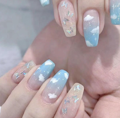 Tổng Hợp Mẫu Nail Màu Xanh Dương Nhạt Đẹp Nhẹ Nhàng Hot Nhất 2025 24 Móng tay với họa tiết bầu trời xanh, mây trắng và ngôi sao lấp lánh, tạo phong cách nhẹ nhàng và sáng tạo.
