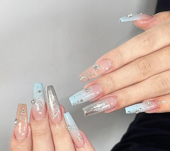 Tổng Hợp Mẫu Nail Màu Xanh Dương Nhạt Đẹp Nhẹ Nhàng Hot Nhất 2025 34 Bộ móng tay dài, sơn màu xanh nhạt và bạc, trang trí bằng đá và họa tiết lấp lánh.