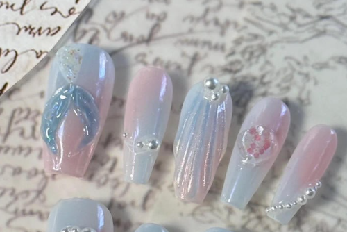 Tổng Hợp Mẫu Nail Màu Xanh Dương Nhạt Đẹp Nhẹ Nhàng Hot Nhất 2025 49 Bộ móng tay được trang trí với màu pastel, họa tiết lấp lánh và đính đá trên nền chữ viết tay.