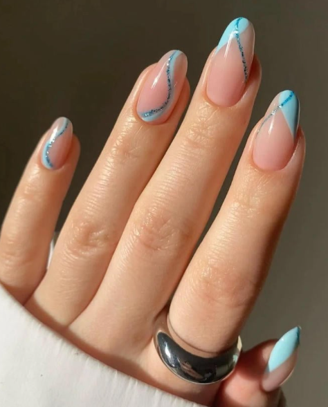 Tổng Hợp Mẫu Nail Màu Xanh Dương Nhạt Đẹp Nhẹ Nhàng Hot Nhất 2025 59 Bàn tay với móng tay được sơn màu xanh pastel và hồng, có họa tiết đường viền lấp lánh.