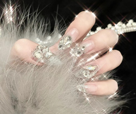 99+ mẫu nail đính đá vừa XINH vừa SANG cho nàng tự tin ra ngoài 2 Bàn tay với móng tay đính đá lấp lánh, cầm một vật liệu lông mềm mại, nền đen huyền bí.