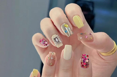 99+ mẫu nail đính đá vừa XINH vừa SANG cho nàng tự tin ra ngoài 3 Bàn tay với móng tay trang trí màu sắc và họa tiết khác nhau, bao gồm đính đá và sơn màu nổi bật.