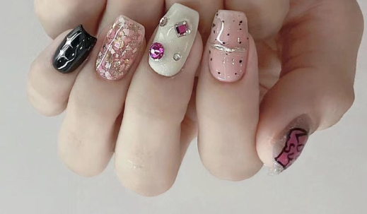 99+ mẫu nail đính đá vừa XINH vừa SANG cho nàng tự tin ra ngoài 6 Bàn tay với móng tay nghệ thuật đa dạng, nhiều màu sắc và họa tiết khác nhau.