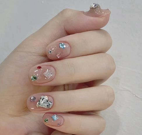 99+ mẫu nail đính đá vừa XINH vừa SANG cho nàng tự tin ra ngoài 8 Bàn tay với móng tay đính đá nhiều màu sắc và hình dạng khác nhau, tạo kiểu nghệ thuật và sáng tạo.