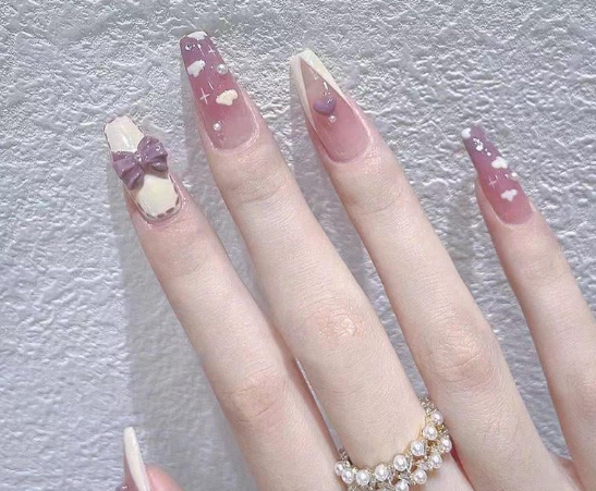 99+ mẫu nail đính đá vừa XINH vừa SANG cho nàng tự tin ra ngoài 18 Bàn tay với móng tay được trang trí họa tiết và đeo nhẫn ngọc trai trên nền tường xám.
