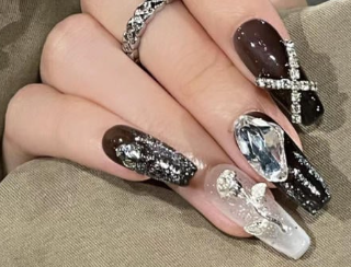99+ mẫu nail đính đá vừa XINH vừa SANG cho nàng tự tin ra ngoài 28 Bàn tay với móng tay dài, trang trí họa tiết màu đen và bạc, có đính đá và hoa văn tinh xảo, đeo nhẫn bạc.