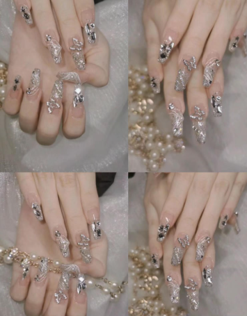 99+ mẫu nail đính đá vừa XINH vừa SANG cho nàng tự tin ra ngoài 37 Bàn tay với móng tay dài, được trang trí hoa văn và đính kim loại lấp lánh.