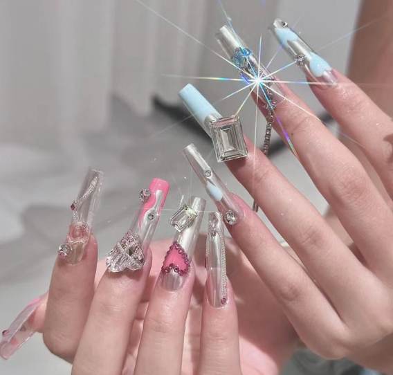 99+ mẫu nail đính đá vừa XINH vừa SANG cho nàng tự tin ra ngoài 42 Bàn tay với móng tay dài, trong suốt, trang trí lấp lánh và họa tiết đa dạng.