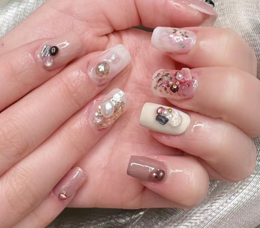 99+ mẫu nail đính đá vừa XINH vừa SANG cho nàng tự tin ra ngoài 51 Bộ móng tay được trang trí với hoa văn, hạt ngọc và màu sắc đa dạng, tạo kiểu dáng nghệ thuật nổi bật.