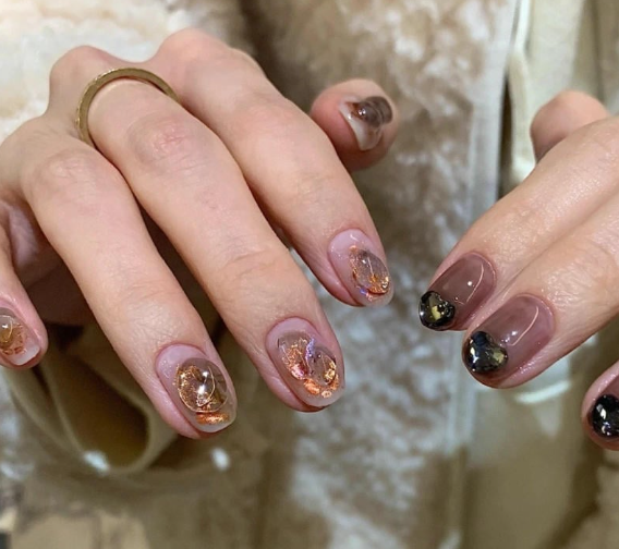 99+ mẫu nail đính đá vừa XINH vừa SANG cho nàng tự tin ra ngoài 52 Bàn tay với móng tay được trang trí nghệ thuật bằng các màu sắc đa dạng và họa tiết sáng tạo, cùng nhẫn trơn đơn giản.