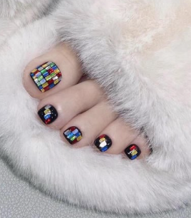 99+ mẫu nail đính đá vừa XINH vừa SANG cho nàng tự tin ra ngoài 62 Bàn tay với móng trang trí họa tiết khối màu sắc sặc sỡ, đặt trên nền lông mềm mại màu trắng.