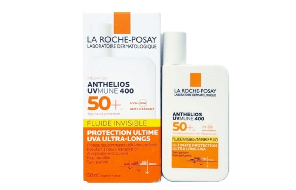 anh-mau-2025-02-19t154416-520 Hình ảnh chai và hộp kem chống nắng La Roche-Posay Anthelios UVmune 400 SPF 50+ với thiết kế màu trắng và cam.