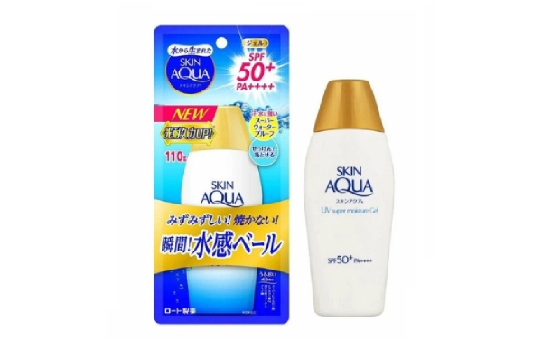 Chai kem chống nắng Skin Aqua SPF 50+ với bao bì và chai màu trắng, nắp vàng.
