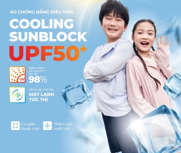 Hai người mẫu trẻ mặc áo chống nắng, đứng cạnh nhau, nền có hình ảnh đá lạnh và thông tin về sản phẩm UPF50+.