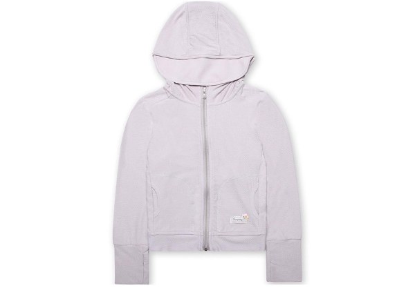 Áo khoác hoodie màu tím nhạt, có khóa kéo phía trước, với túi hai bên và mũ trùm đầu.