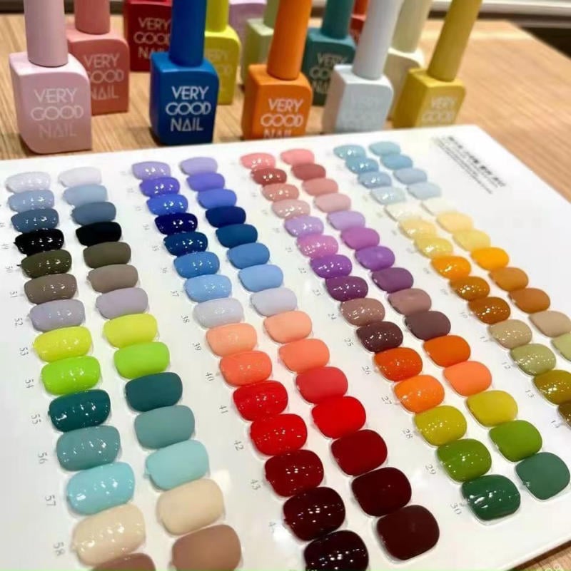 bang-mau-very-good-nail__2__b96a479d3a814d27a10e5c058d8d4ca5 Bảng màu sơn móng tay đa dạng với nhiều sắc thái khác nhau, bên cạnh là các chai sơn móng tay.