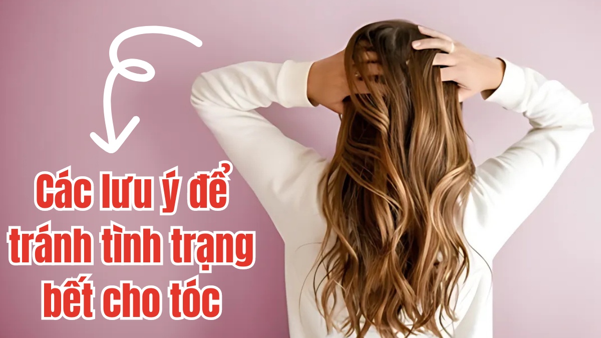 cach-lam-toc-het-bet-khong-can-goi-14 Người mặc áo trắng vuốt tóc dài, nền hồng nhạt, kèm chữ "Các lưu ý để tránh tình trạng bết cho tóc".