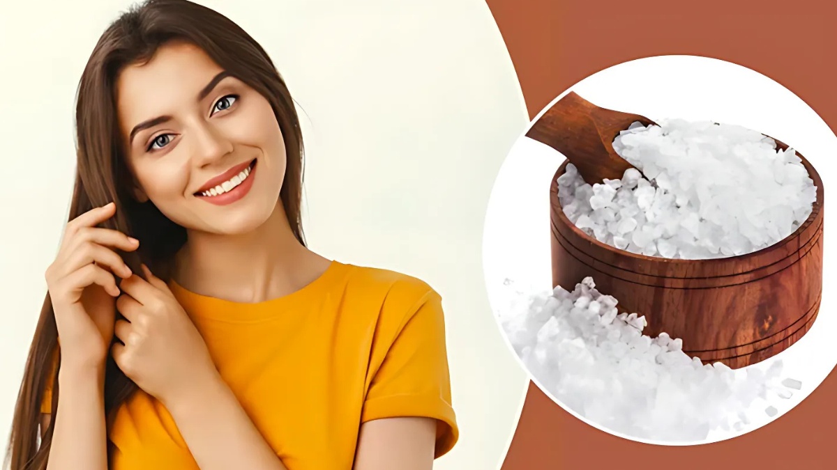 cach-lam-toc-het-bet-khong-can-goi-6 Người đang mỉm cười bên cạnh hình ảnh một bát muối biển trong nền trắng và nâu.
