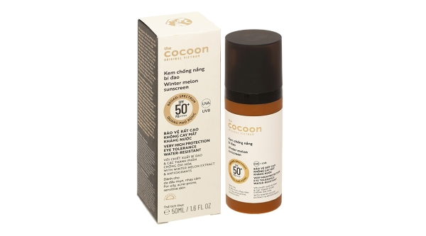 image1-62 Hộp và chai kem chống nắng bí đao, dung tích 50ml, chỉ số SPF 50, với nắp màu đen và nhãn hiệu Cocoon.