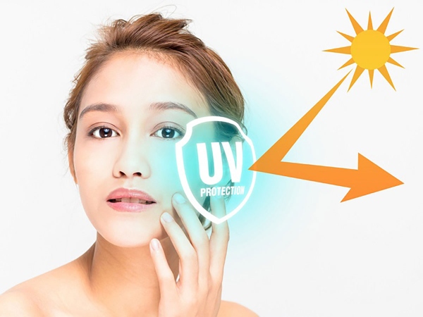 image1-98 Người phụ nữ chạm vào mặt với biểu tượng bảo vệ UV và mũi tên hướng về phía mặt trời.