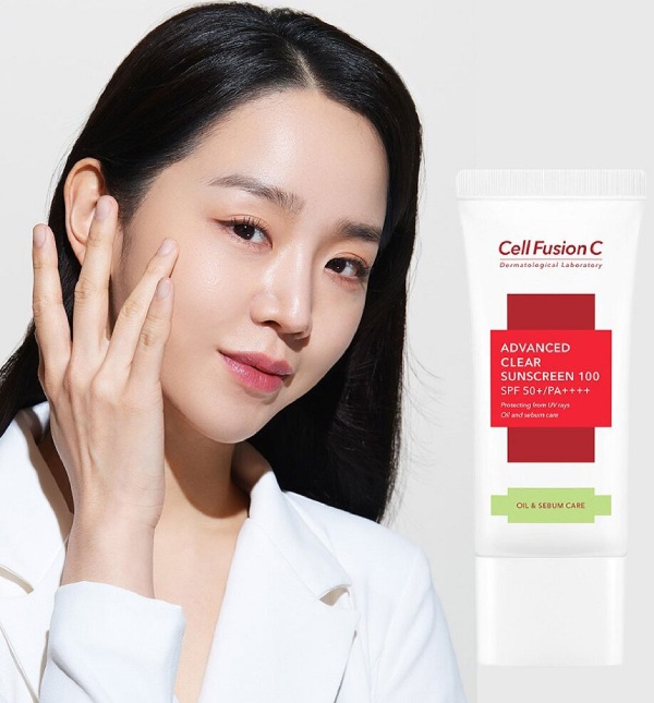 image10-55 Người phụ nữ chạm vào mặt, bên cạnh là sản phẩm kem chống nắng Cell Fusion C trên nền trắng.