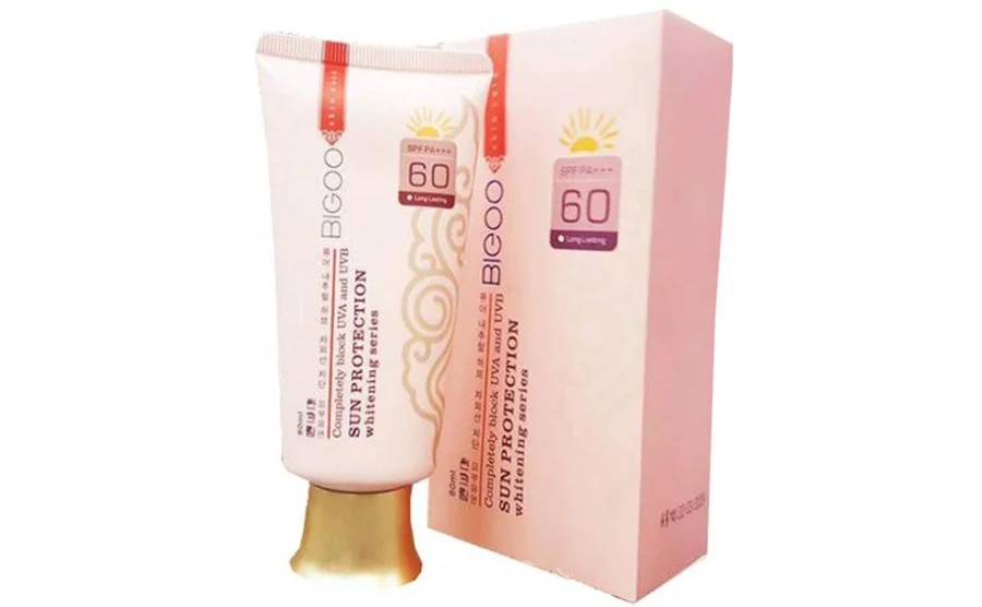 image11-53 Kem chống nắng trong tuýp và hộp màu trắng hồng, có chỉ số SPF 60, thiết kế trang trí hoa văn.
