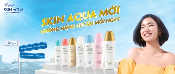 Người phụ nữ cười tươi bên cạnh dòng sản phẩm chống nắng Skin Aqua với nhiều màu sắc khác nhau.