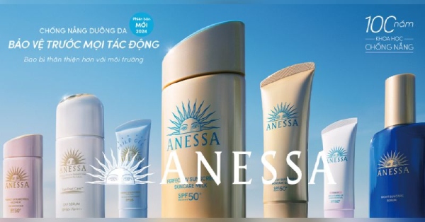image5-43 Hình ảnh quảng cáo sản phẩm kem chống nắng Anessa với nhiều loại chai lọ trên nền trời xanh.