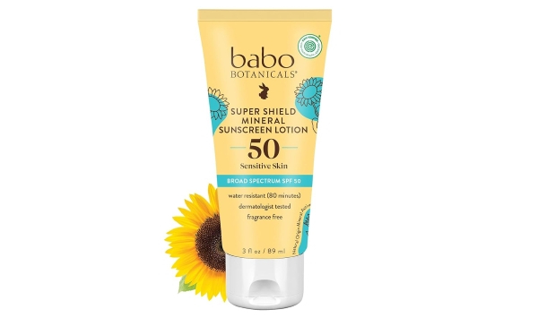 image6-55 Tuýp kem chống nắng màu vàng, dung tích 89 ml, có chỉ số SPF 50, với hình hoa hướng dương bên cạnh.