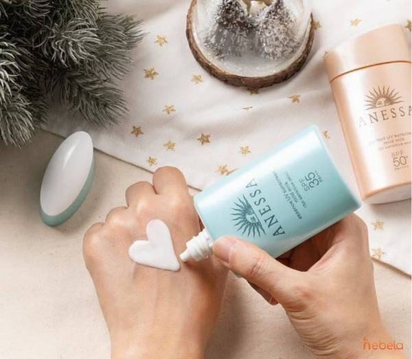 image8 Một người đang bóp kem chống nắng từ chai màu xanh lên tay, tạo thành hình trái tim.