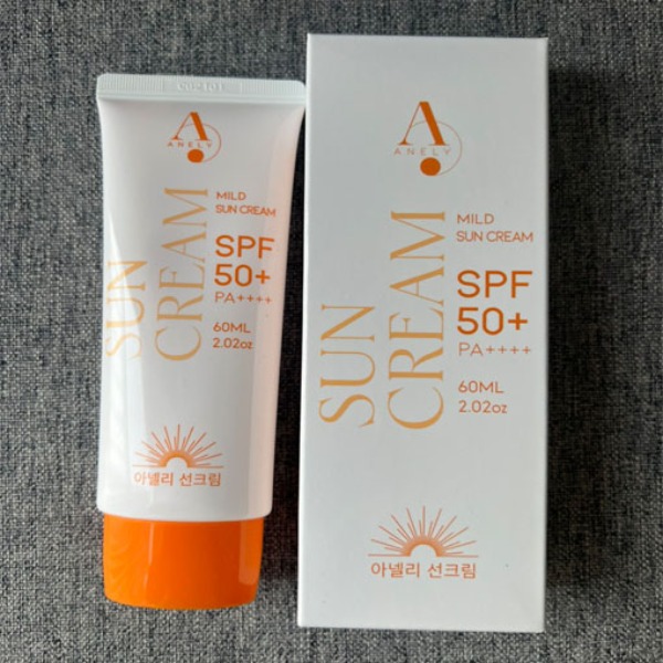 image9-75 Tuýp và hộp kem chống nắng SPF 50+ PA++++, dung tích 60ml, trên nền vải xám.