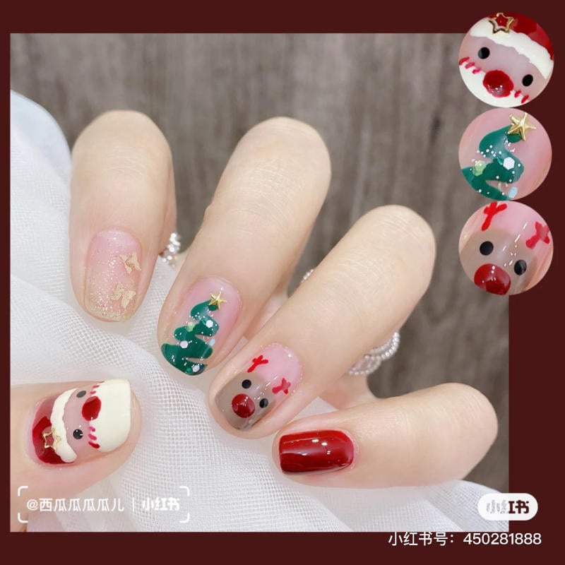 Bàn tay với móng tay trang trí hình cây thông, tuần lộc và ông già Noel, nền màu đỏ và trắng.