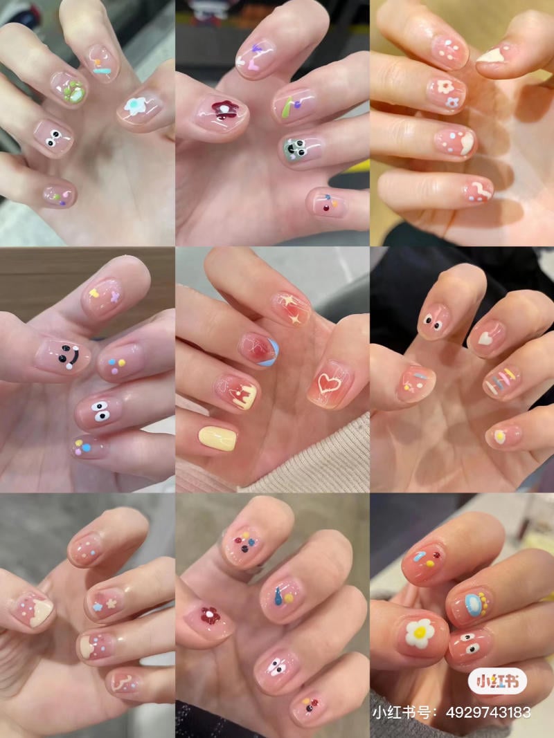 Bộ móng tay với nhiều thiết kế dễ thương, đa dạng màu sắc và họa tiết, được sơn trên nền móng tự nhiên.