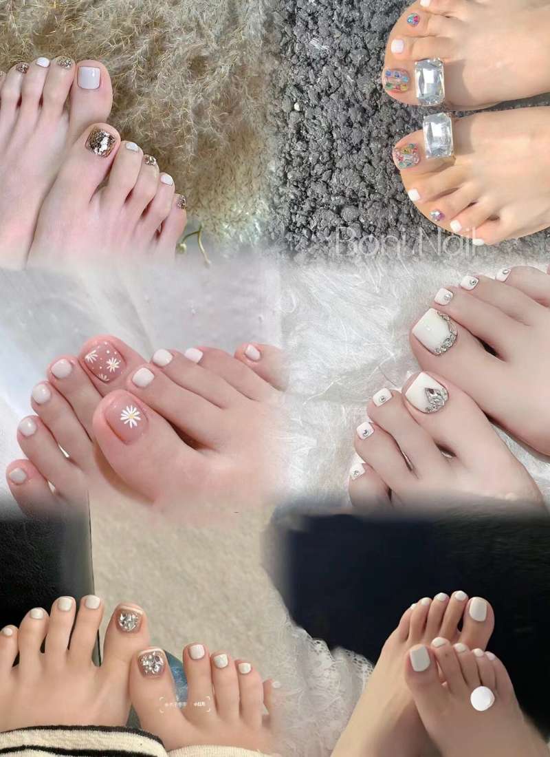 Bộ sưu tập móng chân được trang trí với nhiều kiểu dáng và màu sắc khác nhau trên nền thảm và sàn nhà.