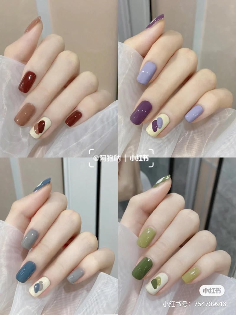 mau-nail-don-gian-cardina__101__817ec01c422f4203b3d42fee7f16e2e9 Bốn mẫu móng tay với màu sắc và họa tiết khác nhau, bao gồm màu đỏ, tím, xanh dương và xanh lá cây.