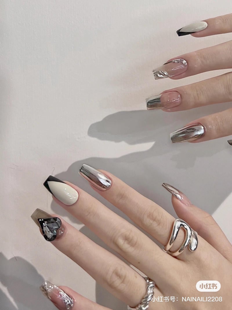 mau-nail-don-gian-cardina__108__95cba7ba15324ac297057c620469e3db Bàn tay với móng được trang trí đa dạng, kết hợp giữa kim loại và màu sắc. Người đeo nhẫn bạc.