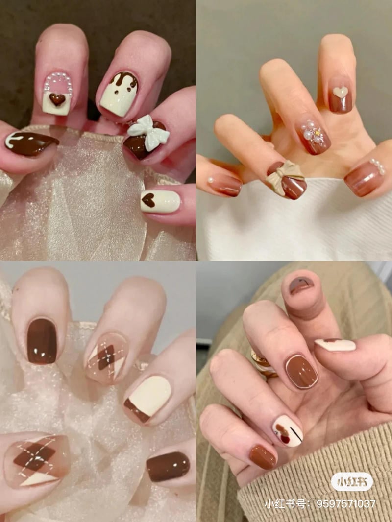 mau-nail-don-gian-cardina__10__f7fa35b4fa6146e8a8350c5b4a844f9b Bốn kiểu móng tay khác nhau với họa tiết và màu sắc nâu, trắng, cùng với chi tiết trang trí hình trái tim và nơ.