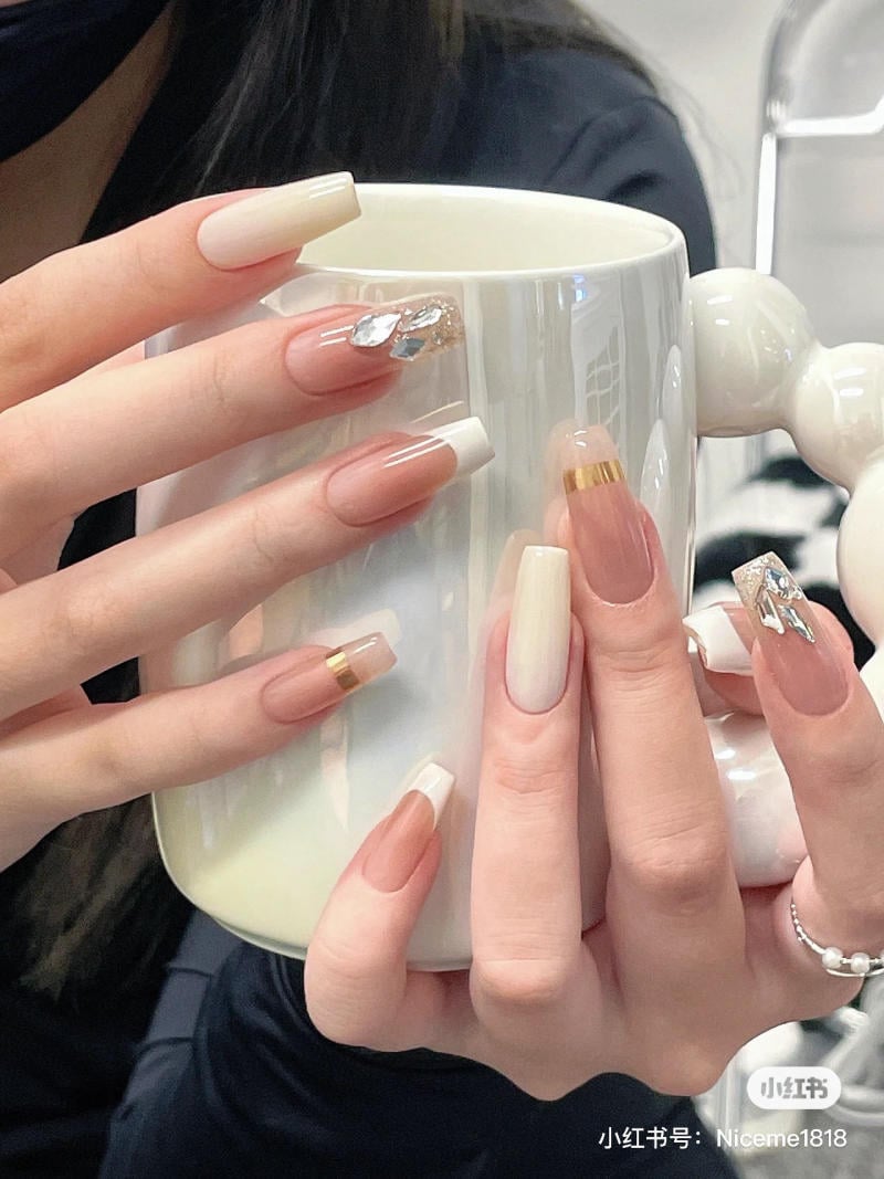 mau-nail-don-gian-cardina__118__c54882dc88c5412ab25dd650f21671f9 Bàn tay với móng tay được sơn nghệ thuật, cầm một chiếc cốc sứ màu trắng.