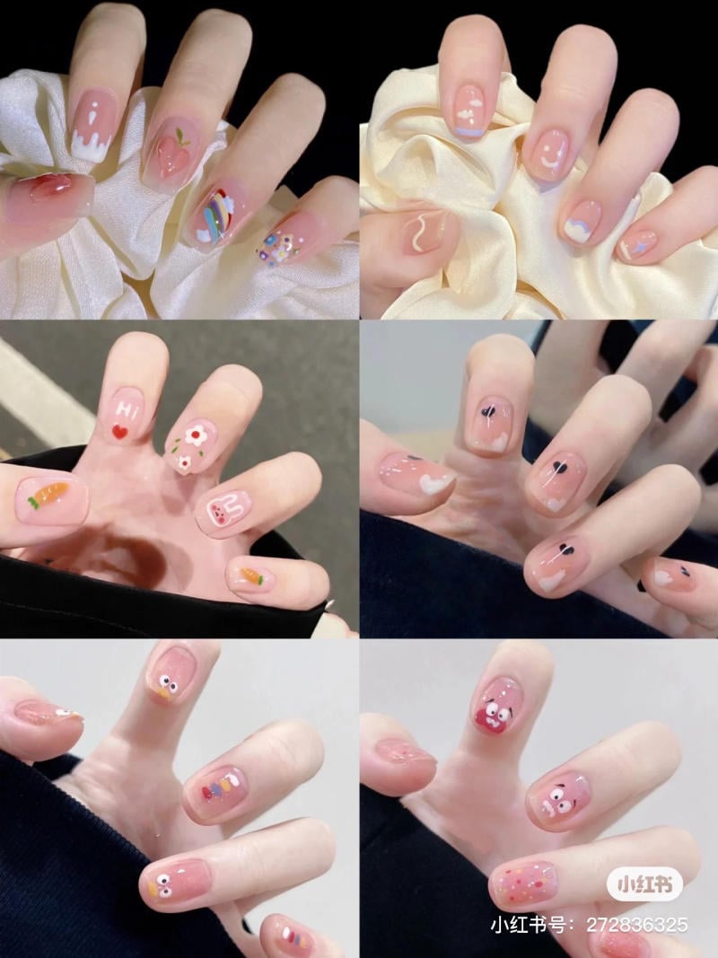 mau-nail-don-gian-cardina__137__c4e06efd038a4fa280f9ca409bed0321 Bộ sưu tập móng tay với nhiều họa tiết và màu sắc đa dạng, bao gồm hình hoa, chữ, và các biểu tượng hoạt hình.