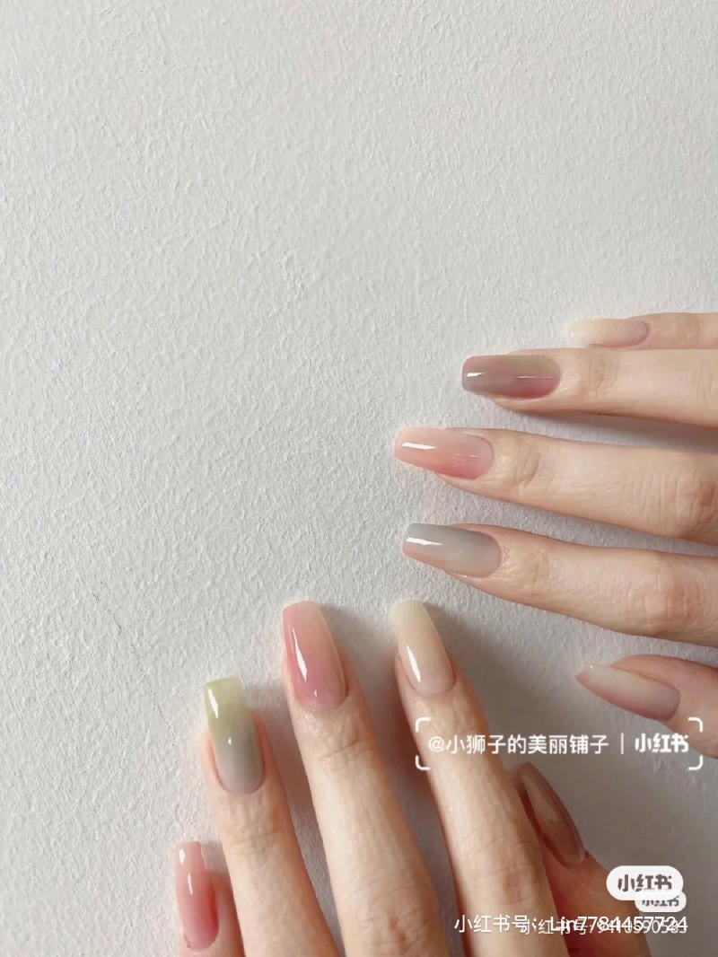 mau-nail-don-gian-cardina__149__b8e240b8df9e4bae938a802d002b3150 Bàn tay với móng tay được sơn nhiều màu sắc khác nhau, đặt trên nền trắng.