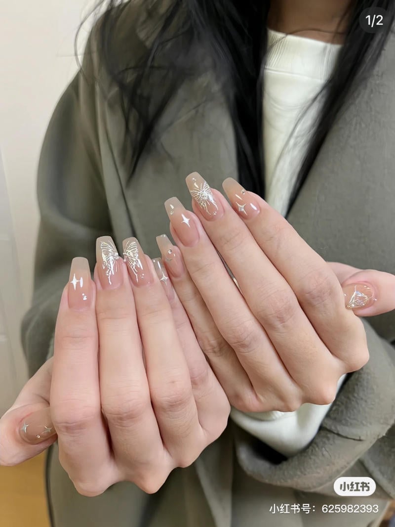 mau-nail-don-gian-cardina__152__c8147e035faf47b5ab29e2e4a5f6409a Bàn tay với móng tay dài được sơn màu nude, trang trí họa tiết trắng tinh tế.