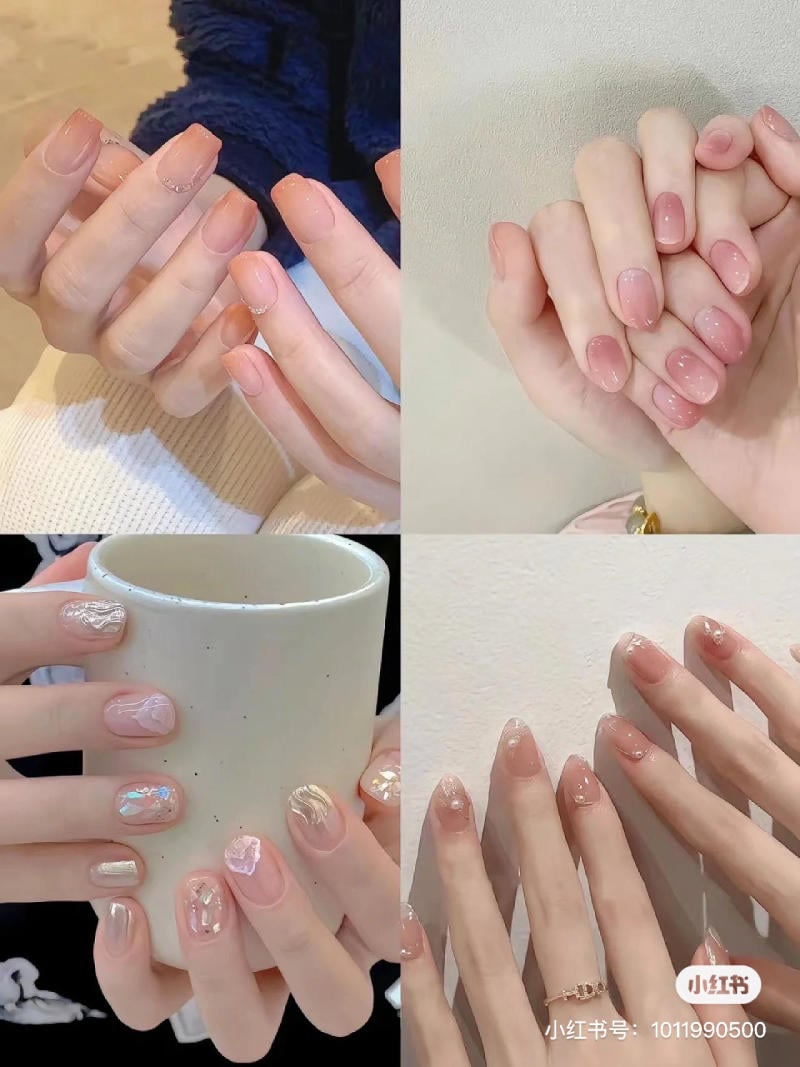 mau-nail-don-gian-cardina__156__edce747143c54cb0a5e49f7de9258848 Bốn hình ảnh bàn tay với nhiều kiểu sơn móng khác nhau, gồm màu nude, bóng và trang trí họa tiết.