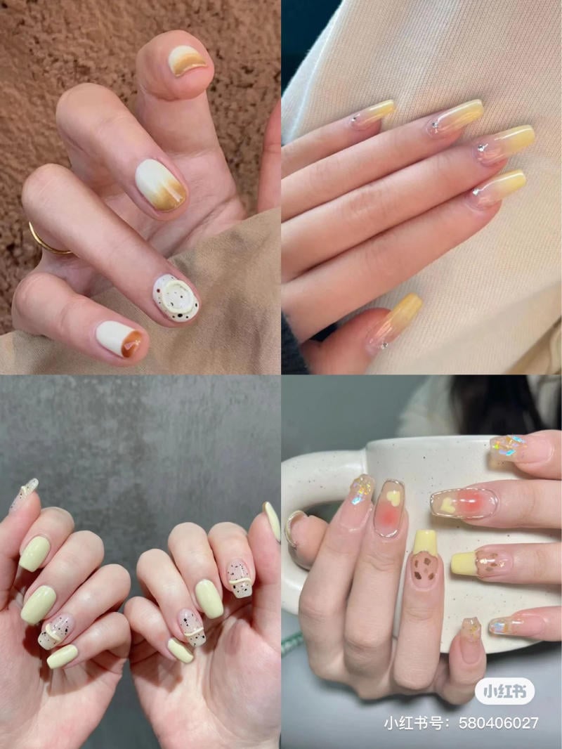 mau-nail-don-gian-cardina__17__7e9e927456b8457ca4f82ea4938cb834 Bàn tay với nhiều kiểu trang trí móng tay màu vàng và họa tiết đa dạng, trên nền vải và cốc.