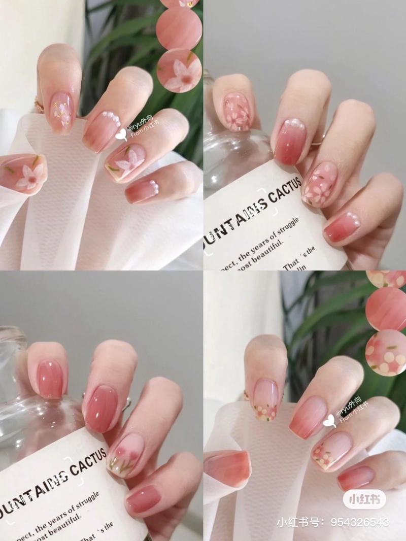 mau-nail-don-gian-cardina__26__2d138465e50a4a3ab719462f5e3b6ef2 Bàn tay với móng tay trang trí hoa văn tinh tế, màu hồng nhạt, cầm chai thủy tinh trong suốt.