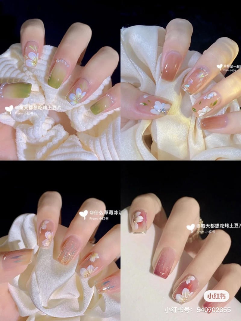 mau-nail-don-gian-cardina__27__2c5799ee30e34621a7781bae38c5815a Bốn mẫu móng tay khác nhau với họa tiết hoa và màu sắc đa dạng, bao gồm xanh, nâu và đỏ.