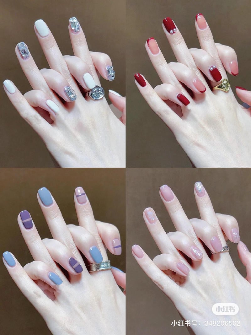 mau-nail-don-gian-cardina__34__72ef6d86e9ca4c3d97b1c7bf8930c5d7 Bốn kiểu móng tay khác nhau với các màu sắc và họa tiết đa dạng, được trang trí bằng nhẫn.