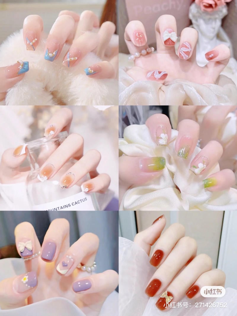 mau-nail-don-gian-cardina__36__366da4212ee14c9794457d3478b4498f Bàn tay với nhiều mẫu móng tay nghệ thuật đa dạng, sử dụng màu sắc và họa tiết khác nhau.