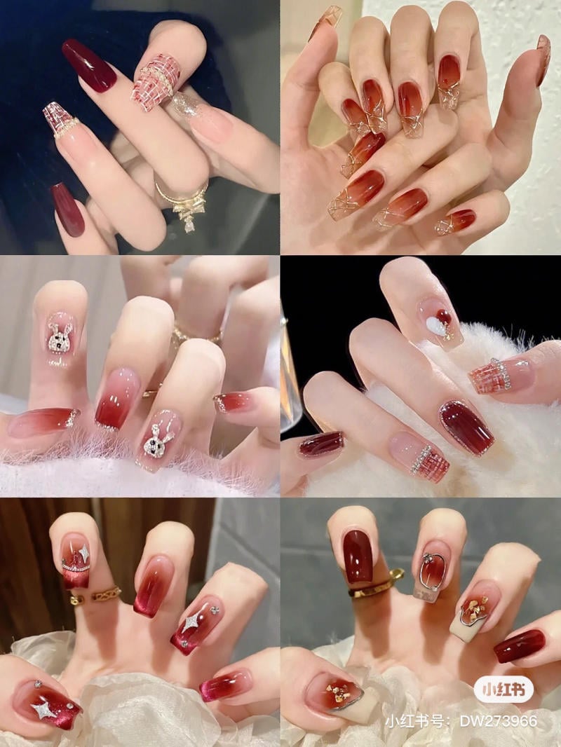 mau-nail-don-gian-cardina__51__9d8f848927a4432ab6e81ff44f447bf2 Bộ móng tay trang trí với nhiều kiểu dáng và màu sắc khác nhau, bao gồm đỏ, hồng và họa tiết trang trí.