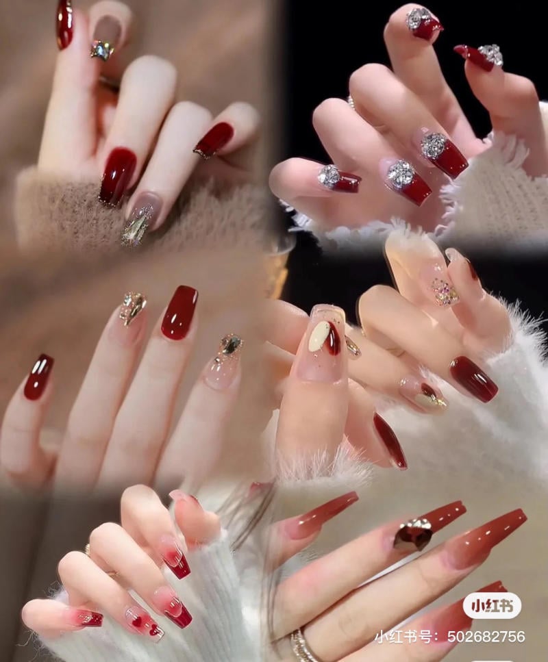 mau-nail-don-gian-cardina__54__d9a2b1dadff549f49cf9a1d610df88fb Bộ sưu tập móng tay với nhiều thiết kế đa dạng, màu sắc chủ đạo là đỏ và họa tiết trang trí lấp lánh.